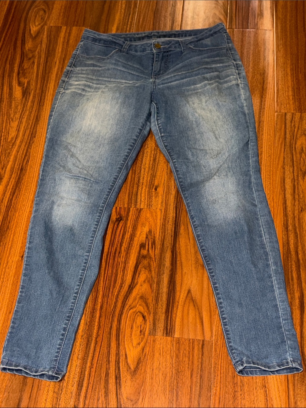 Jennifer Lopez Women Skinny Jeans in Medium Blue Wash
